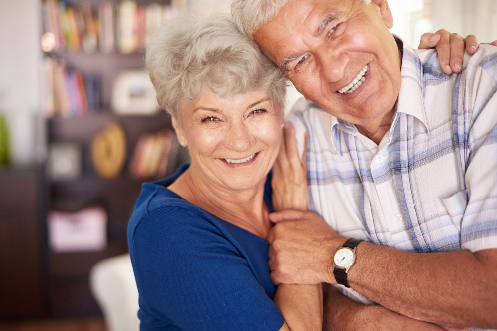 portrait-happy-senior-couple-arms